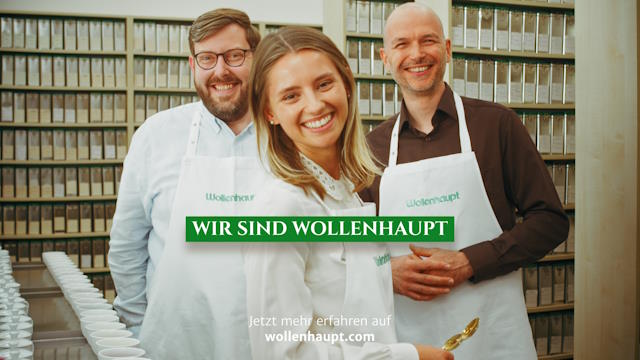 Drei Mitarbeiter von Wollenhaupt schauen lächelnd in die Kamera. Darunter steht "Wir sind Wollenhaupt"