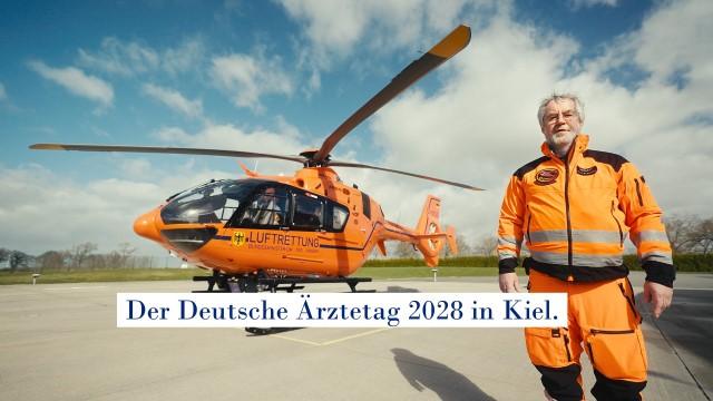 Titelbild des Einladungsfilms von Aurel Medien. Ein orangener Helikopter und daneben ein Rettungsarzt in vollem Outfit.